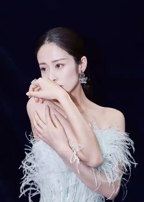 凹凸身材韵味十足!34岁颖儿写真赏_生活_运动_人心