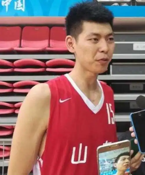18内线和陶汉林吴轲争先发山东男篮丁彦雨航之后又现天才