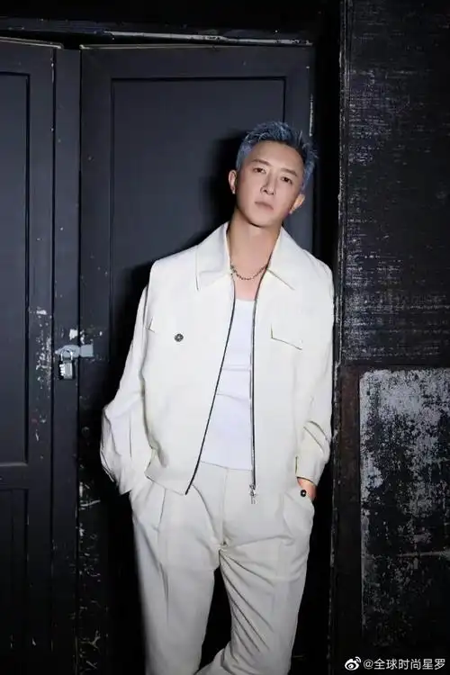 韩庚最新灰发造型##韩庚#突破以往绅士熟男路线的韩庚,一头灰色短发