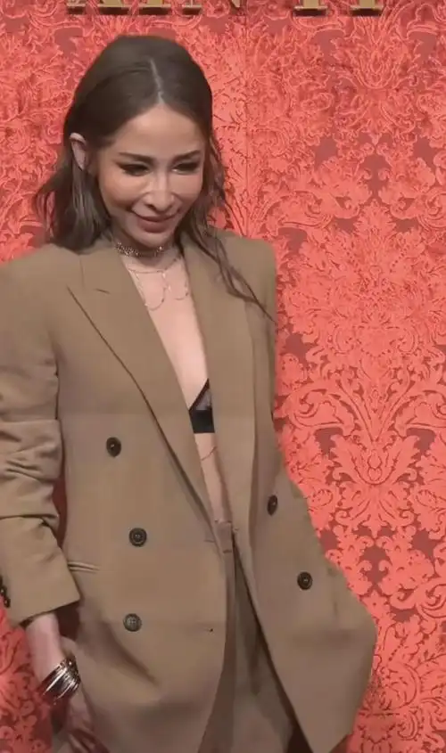 萧亚轩最新近照曝光鼻梁看着凹凸不平看着十分别扭又怪异