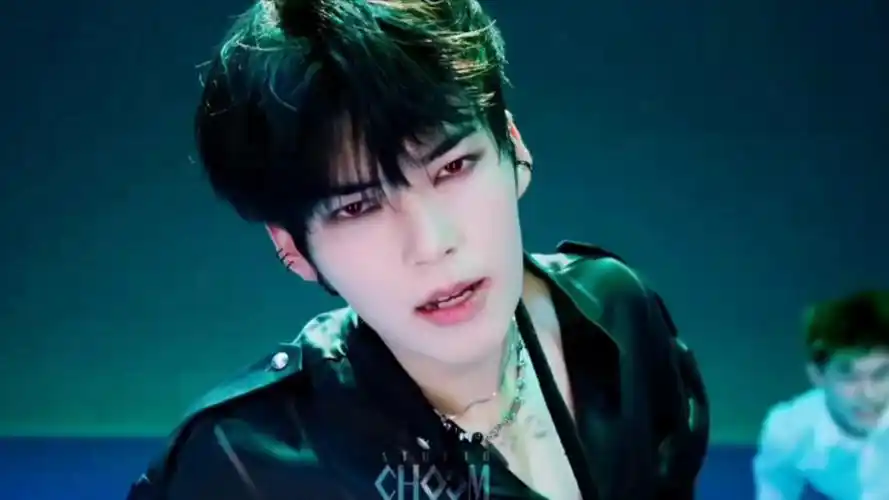 红瞳黑发爆灯!完全在我的审美点上,虽然我剪的拉,但这哥真的很帅