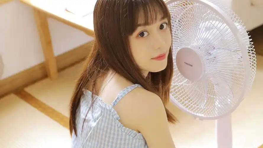 齐刘海美女居家写真图片桌面壁纸壁纸1