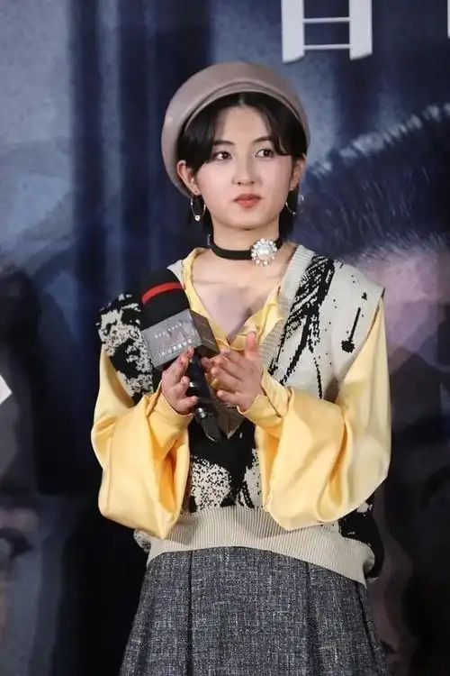 张子枫的美商好高穿黄色的服装不显幼稚反而甜美又大气