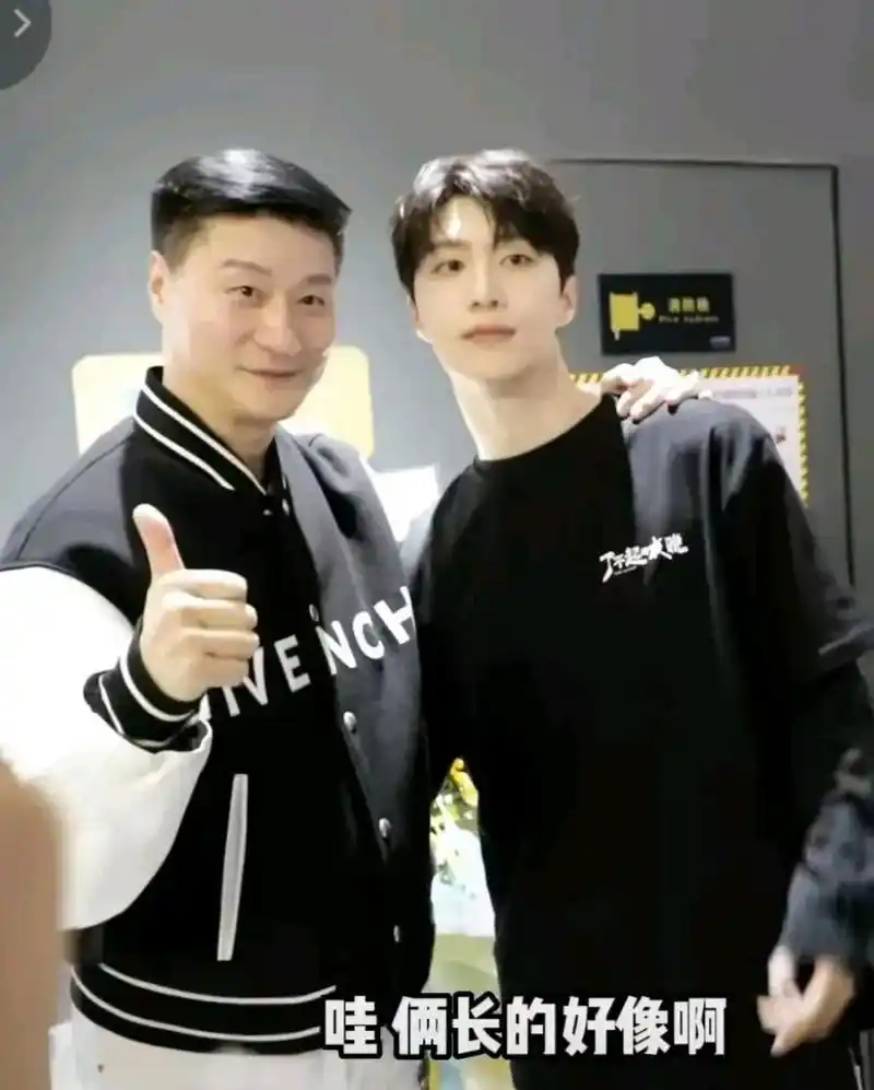 最近范丞丞的父母都现身支持他的新电影《人生路不熟》,范丞丞爸爸