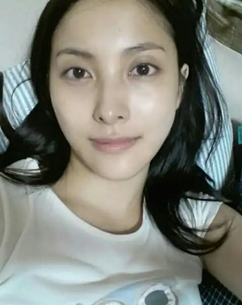 kara朴奎利公开纯素颜自拍 皮肤白皙有光泽