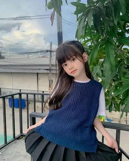 7岁的泰国小女孩因神仙颜值而吸粉11万,被封为小lisa