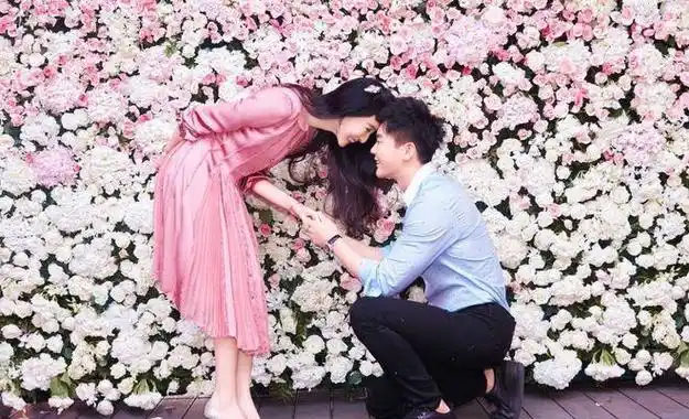 李晨被曝恋上大7岁闫妮双方同时辟谣澄清相同文案引争议