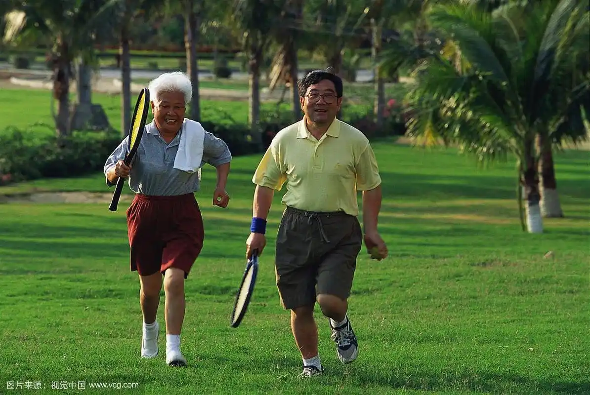 东方老人在户外打球锻炼身体