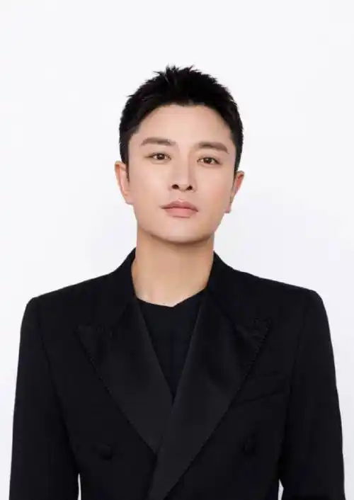 38岁贾乃亮确诊新冠!高烧39.5度仍直播带货,自称差点死掉太夸张