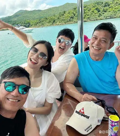 苗侨伟一家三口团聚在加拿大打高尔夫球很惬意29岁儿子罕露面