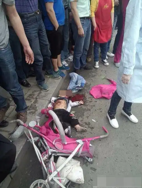 内蒙古:警车遭撞击失控撞死2行人[组图]