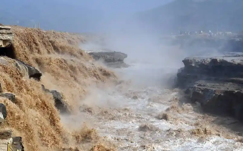 黄河壶口瀑布出现壮美瀑布群_新华社_照片_游人