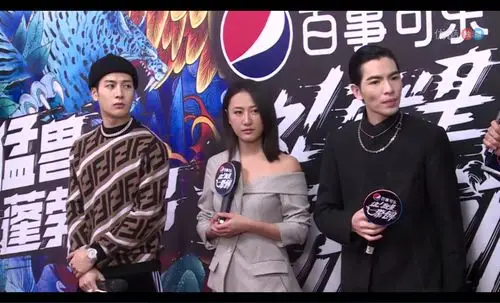 萧敬腾王嘉尔这对儿"塑料兄弟"给我锁死,水壶健身也太好嗑了