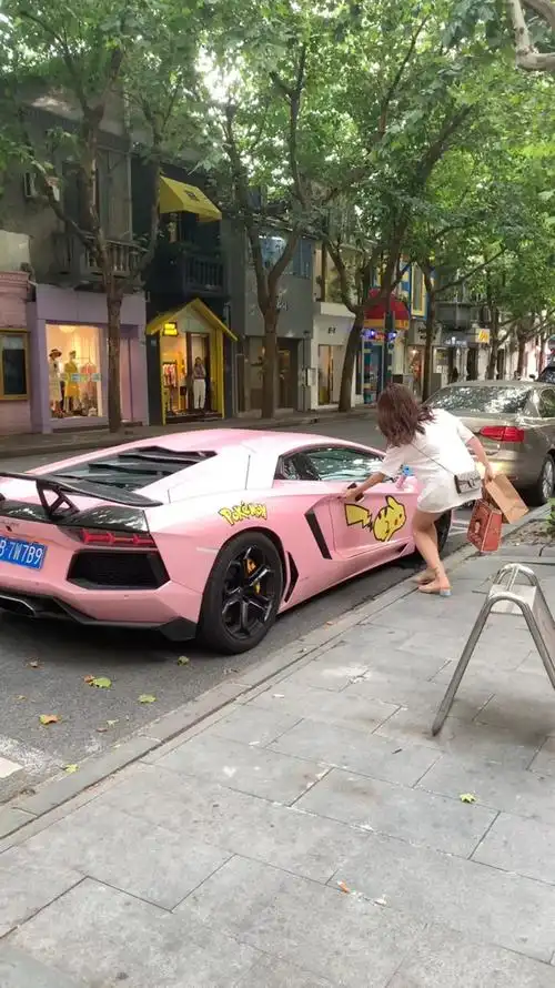 富二代小哥哥开兰博基尼接女朋友下班,一个包八万八,气场十足