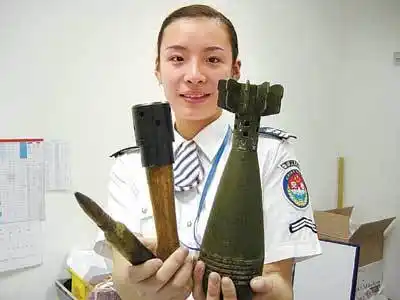 1枚手榴弹壳,1枚子弹壳,这是机场安检员近日查获的违禁品