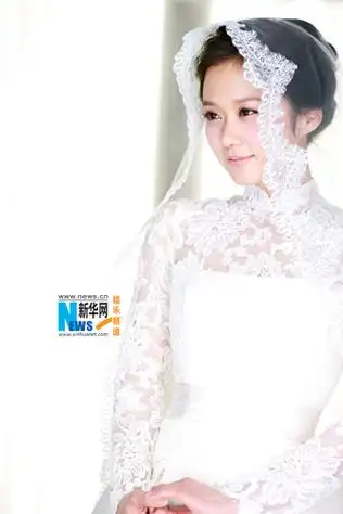 张娜拉拍照变纯美"新娘" 活泼可爱(图)