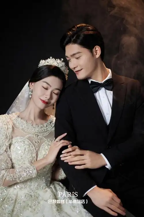 熠熠闪耀的重工高定婚纱照让你主纱的仪式感直接拉满光影的加入让