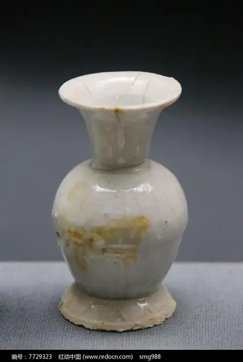 南宋德化窑白釉莲瓣盘口瓶