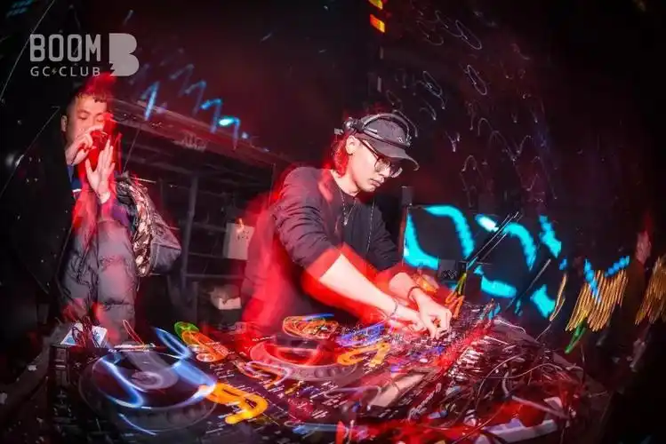 一名优秀的蹦迪选手:我一开口就怕你受不了!