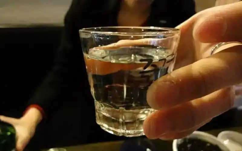 一杯酒,敬不甘的人生