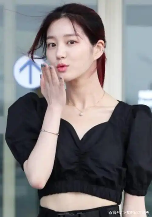 韩国模特李侑菲拍摄时尚杂志《瑞丽·伊人风尚》温文尔雅,明艳动人