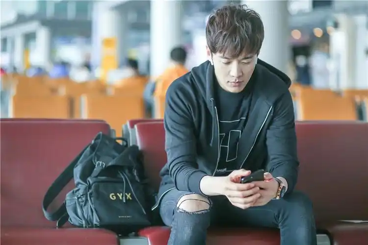 9 高云翔现身机场  一身休闲酷帅升级