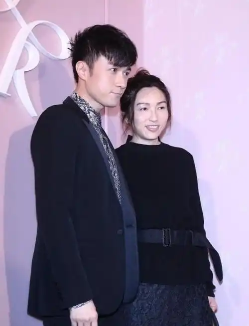 50岁古巨基携54岁老婆亮相他是少年模样老婆外貌又普通又老