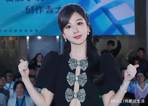 杨紫太辣了最新活动穿镂空黑裙甜辣造型超惊艳瞬间引爆粉丝