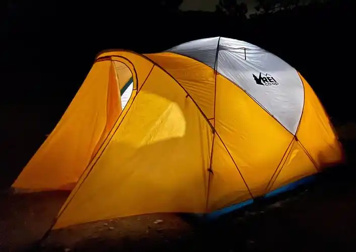 这周带娃上山露营,正好赶上下雨,在雨下下来的前两分钟搭好帐篷,差一