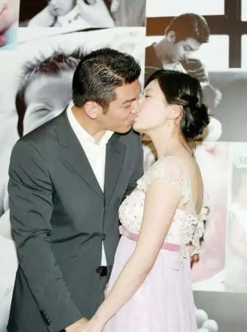 贾静雯和孙志浩昔日幸福热吻甜蜜照(组图)