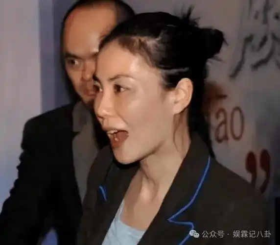 为情所困!王菲独自游玩被拍到,56岁瘦得只剩骨架,头也有点秃