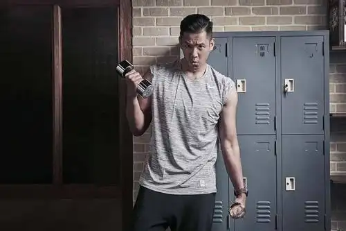 黑人陈建州三步练出大肌肉