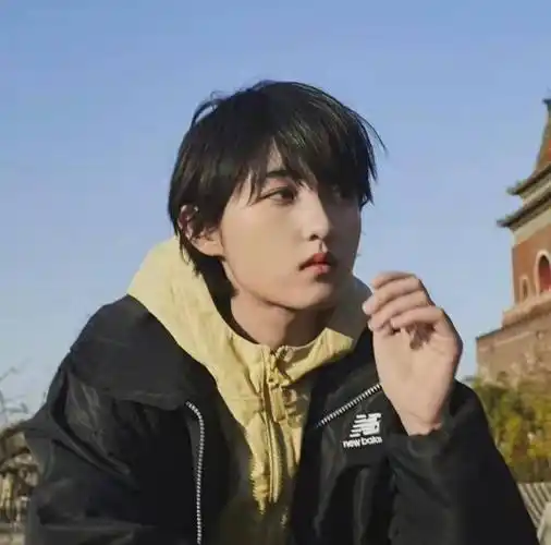 张子枫羽绒服配牛仔裤,集少女和少年感于一身,小姐姐可照搬