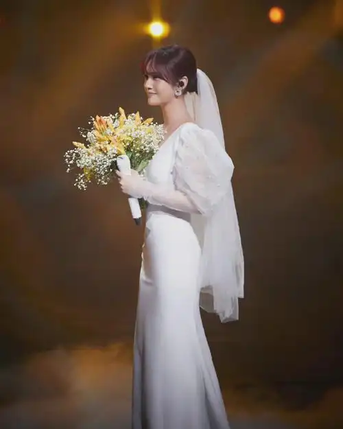 杨丞琳穿婚纱唱萱草花