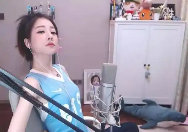 冯提莫在参加《脱口秀大会》时,敞开心扉,毫不掩饰地