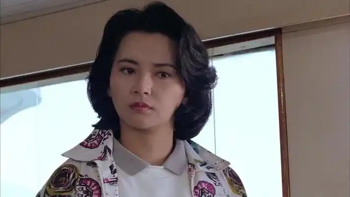 胡慧中上船与达叔交易,谁知达叔竟叫枪手,还好胡慧中一眼识破