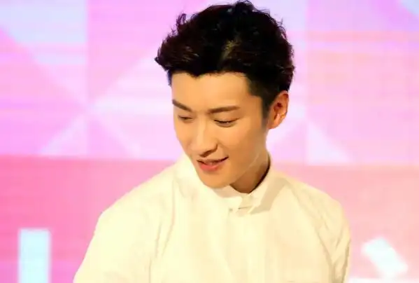 乔任梁手臂去哪里了被花遮住去世原因让人心疼