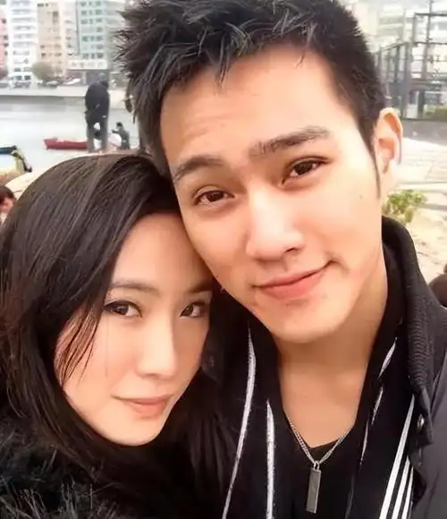 有网友通过社交账号晒出了国内知名影星赵雅芝和三儿子黄恺杰现身直播