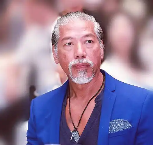 57岁"东星乌鸦"已满头白发,ktv搂美女纵情高歌_张耀扬_du_电影