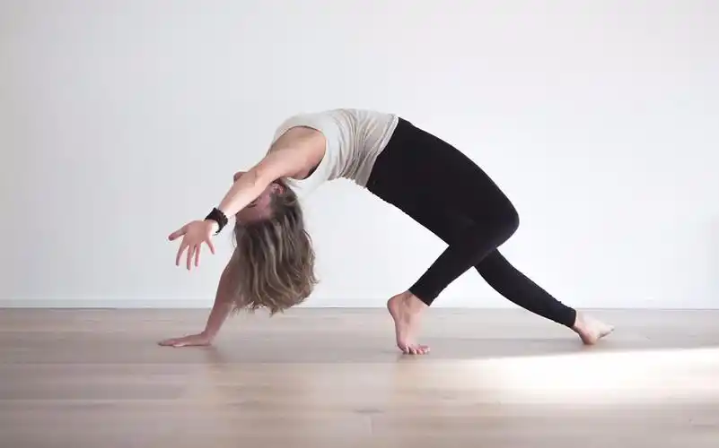 10天入门瑜伽「day·2 简易的站立拉伸」