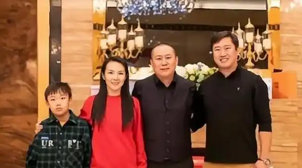 管彤:26岁进央视当女主持,42岁给普通丈夫生儿子,收获一生幸福