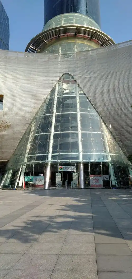 广州第2少年宫位于珠江新城华就路273号,是广州市新中轴线附近青少年