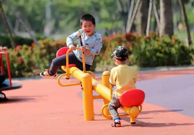 组图丨五月晴空阳光灿烂市民乐享口袋公园