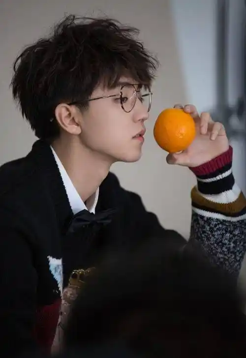 娱乐圈戴眼镜最帅的男明星大集锦,看完你想抱走哪一个?