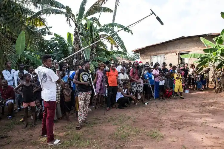尼日利亚乡村拍电影 讲述非洲故事引村民围观(图)