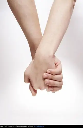 手牵手的两只手