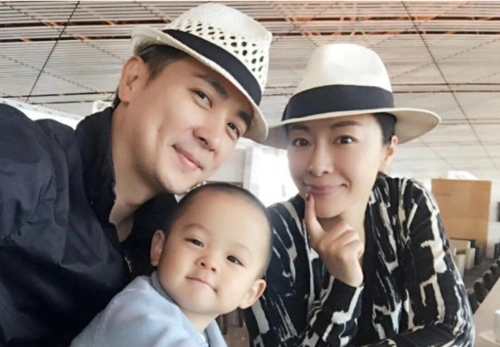 43岁保剑锋走红毯被吐槽表情僵硬网友看的不是红毯是蜡像馆