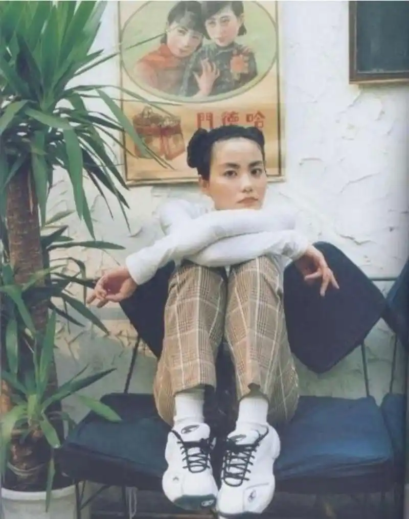 王菲年轻时候的丸子头造型