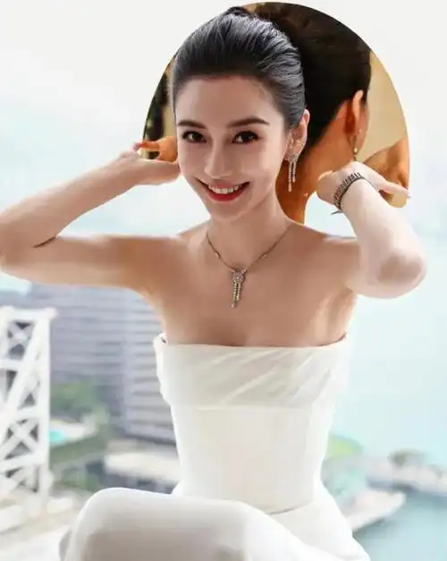 angelababy久违露面白色高定礼服再次成为焦点