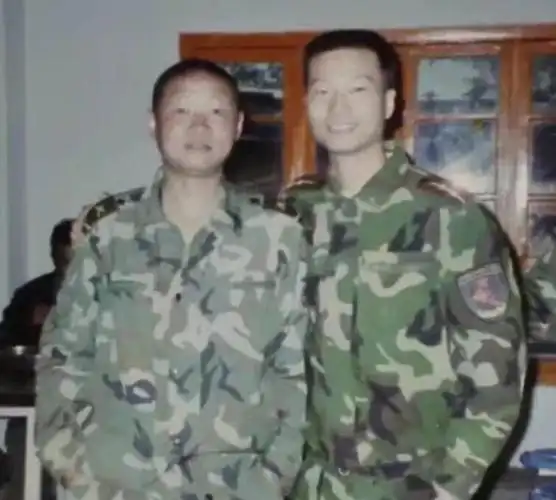 赵亮,身披军装,怀揣通知书,满怀喜悦地走进照相馆,想要捕捉这一刻的